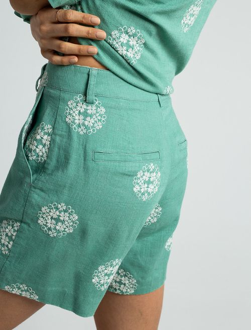 Short con apliques bordados