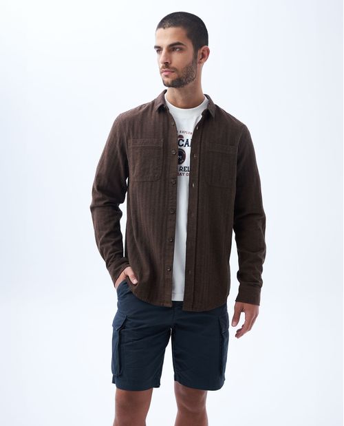 Camisa con bolsillos de parche para hombre