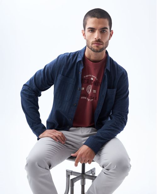 Camisa con bolsillos de parche para hombre