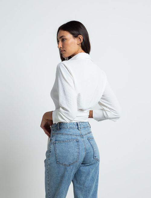 Camisa con cinturón ajustable