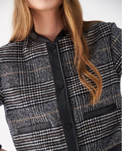 Chaqueta con detalles tipo cuero para mujer