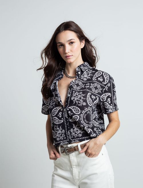 Camisa con estampados arabescos