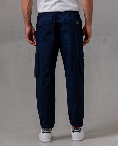 Pantalón tipo cargo para hombre
