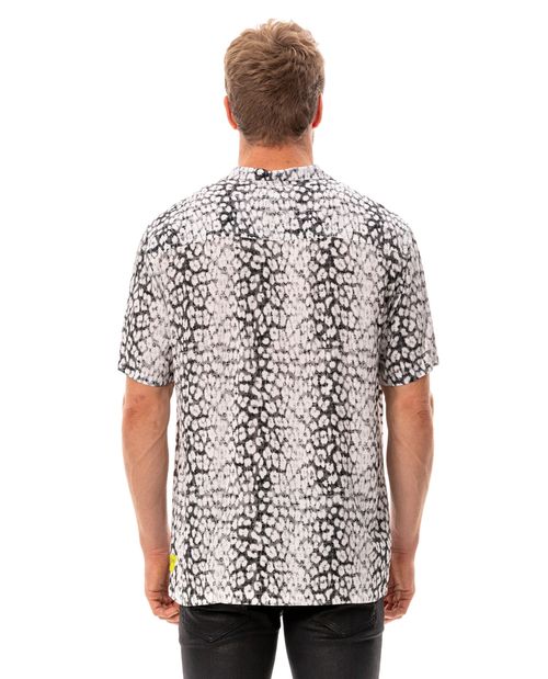 Camisa con estampado de animal print para hombre