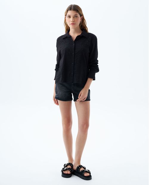 Camisa con detalles bordados y tela especial para mujer
