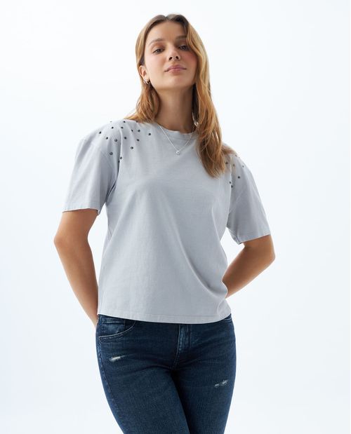 Camiseta con tela de brillo y taches para mujer