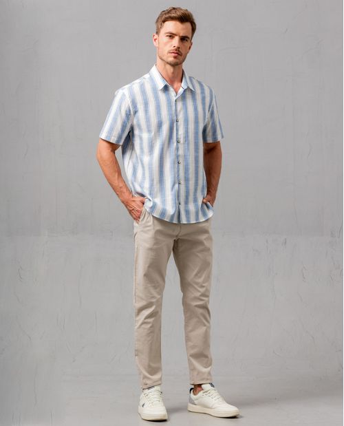 Camisa con diseño a rayas para hombre