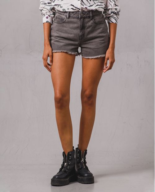 Short con ruedo desflecado