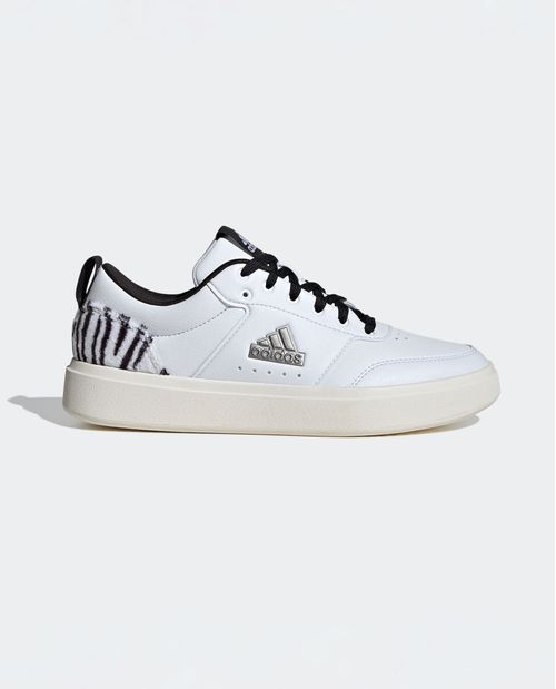 Tenis Adidas con detalle en animal print para mujer