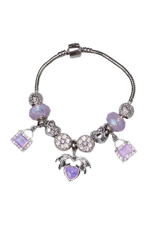 Pulsera plateada con dijes y diseños