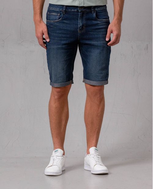 Bermuda en denim con guardapolvo en ruedo para hombre