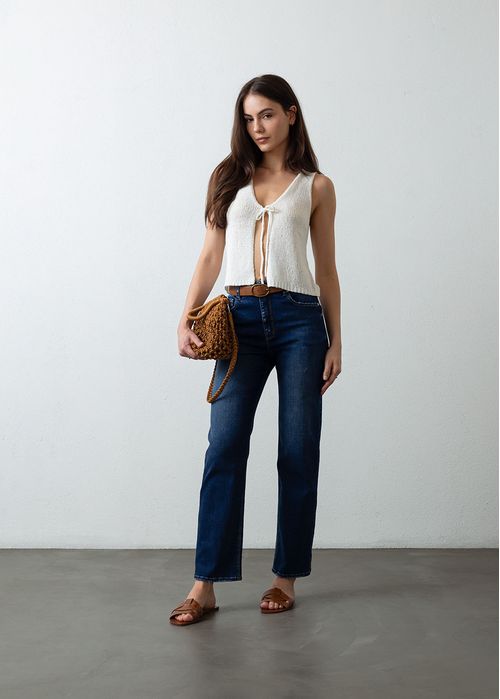 Jean fit con desgastes localizados